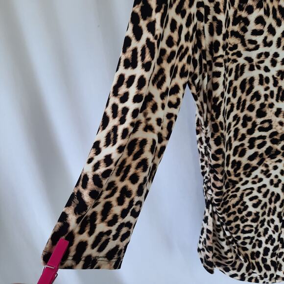 Vince Camuto Leopard Print V-Neck Top - Picture 6 of 9